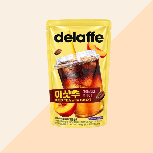 Boisson Ice Tea à déguster bien fraîche, idéale pour préparer une boisson glacée comme en Corée du Sud. Versez votre thé glacé dans une grande cup remplie de glaçons pour retrouver le style des boissons coréennes tendance. Parfaite pour les amateurs de boissons asiatiques, de bubble tea et de culture coréenne, cette boisson rafraîchissante se savoure à tout moment de la journée.