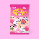Bonbons en gelée BT21 BTS, des confiseries kawaii inspirées des personnages emblématiques de l’univers K-pop BTS. Ces bonbons coréens originaux sont parfaits pour les fans de BTS, les amateurs de snacks asiatiques et de gourmandises japonaises et coréennes. Une idée cadeau originale pour tous les passionnés de K-pop et de l’univers BT21.