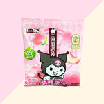 Bonbons gélifiés Sanrio, des confiseries kawaii inspirées des personnages emblématiques de l’univers japonais Sanrio, comme Hello Kitty et ses amis. Avec leur design adorable et leur côté gourmand, ces bonbons sont parfaits pour les fans de produits kawaii, les amateurs de snacks asiatiques et les collectionneurs Sanrio. Une gourmandise originale à offrir ou à savourer pour découvrir l’univers sucré et coloré du Japon.