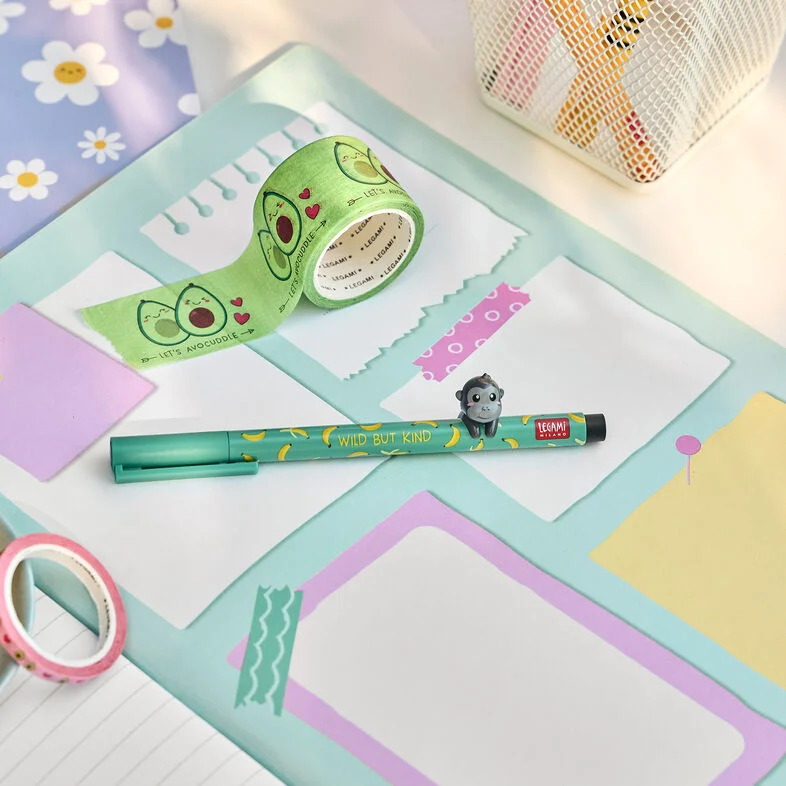 Crayon Legami gorille édition limitée au design original et amusant. Crayon de papeterie collector idéal pour écrire, dessiner et compléter une collection de fournitures scolaires kawaii. Une idée cadeau originale pour les fans de Legami et les amateurs de papeterie tendance.