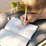 Crayon Legami poule au design original et amusant, idéal pour écrire, dessiner et prendre des notes. Accessoire de papeterie kawaii parfait pour les enfants, les étudiants et les amateurs de fournitures scolaires originales.