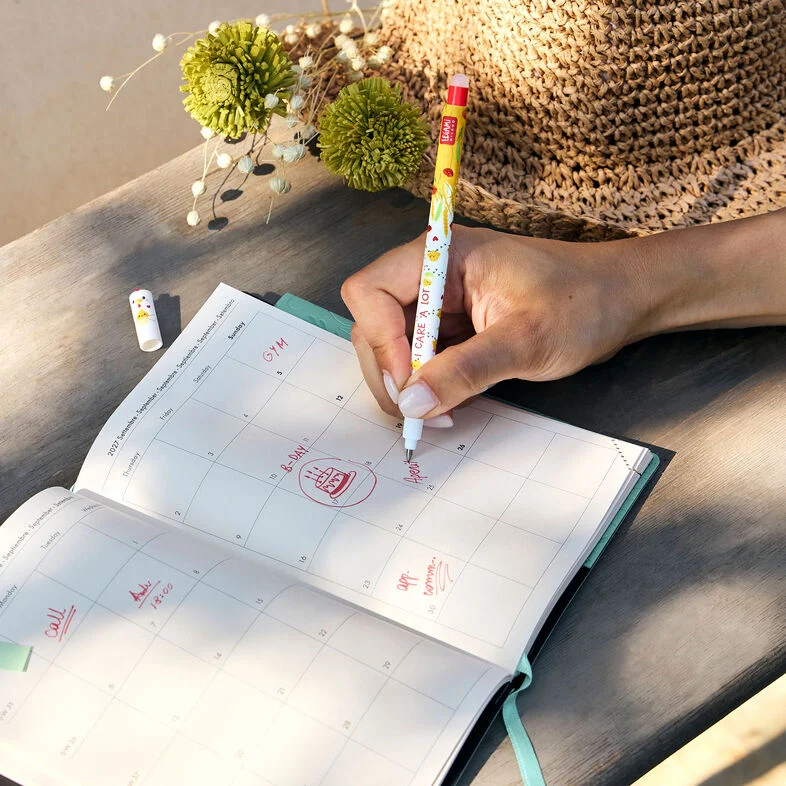 Crayon Legami poule au design original et amusant, idéal pour écrire, dessiner et prendre des notes. Accessoire de papeterie kawaii parfait pour les enfants, les étudiants et les amateurs de fournitures scolaires originales.