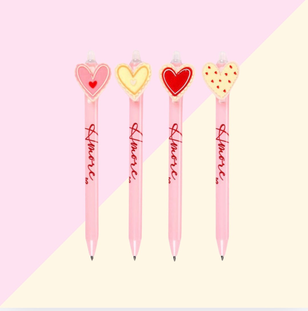 Crayon à motifs de cœurs au design mignon et romantique, idéal pour écrire, dessiner et prendre des notes au quotidien. Cet accessoire de papeterie original apporte une touche kawaii à vos fournitures scolaires et de bureau. Parfait pour les amateurs de papeterie tendance, de jolis accessoires et d’articles kawaii, ainsi que comme petite idée cadeau originale.
