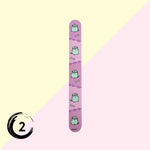 Lime à ongles Pusheen chat au design kawaii, idéale pour prendre soin de ses ongles avec une touche mignonne et originale. Inspirée du célèbre chat Pusheen, cette lime à ongles est un accessoire beauté pratique et tendance, parfait pour les fans de Pusheen, les amateurs d’univers kawaii et les collectionneurs d’accessoires adorables. Une idée cadeau originale pour compléter une collection Pusheen.