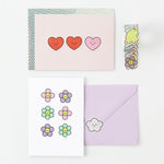 Papeterie kawaii avec lettres, stickers et enveloppes décoratives, idéale pour écrire des lettres personnalisées, envoyer du courrier adorable ou créer de jolies correspondances. Inspirée de l’univers japonais kawaii, cette papeterie originale est parfaite pour les amateurs de scrapbooking, de journaling, de correspondance créative et d’accessoires mignons. Une idée cadeau idéale pour les passionnés de papeterie japonaise et de loisirs créatifs.