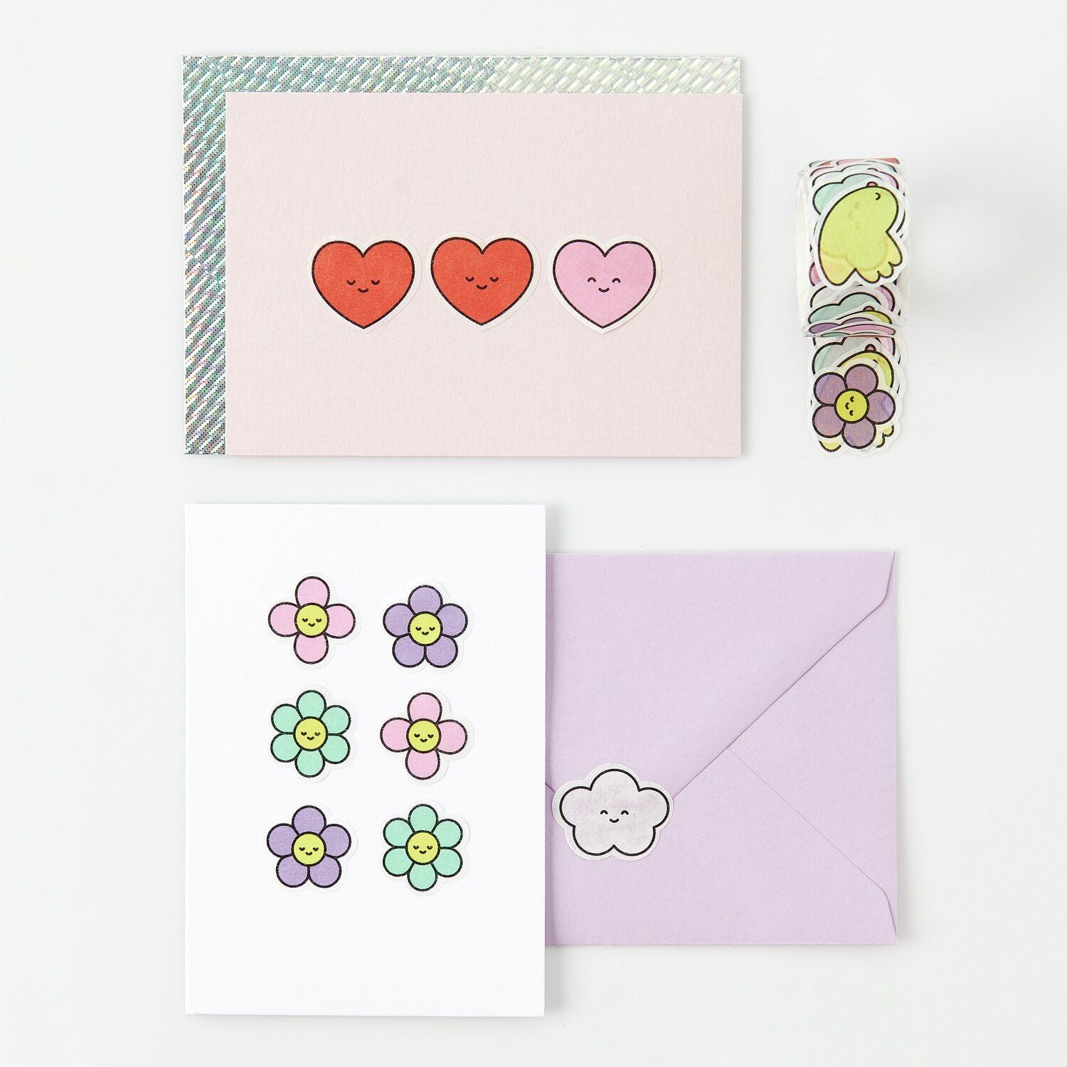 Papeterie kawaii avec lettres, stickers et enveloppes décoratives, idéale pour écrire des lettres personnalisées, envoyer du courrier adorable ou créer de jolies correspondances. Inspirée de l’univers japonais kawaii, cette papeterie originale est parfaite pour les amateurs de scrapbooking, de journaling, de correspondance créative et d’accessoires mignons. Une idée cadeau idéale pour les passionnés de papeterie japonaise et de loisirs créatifs.