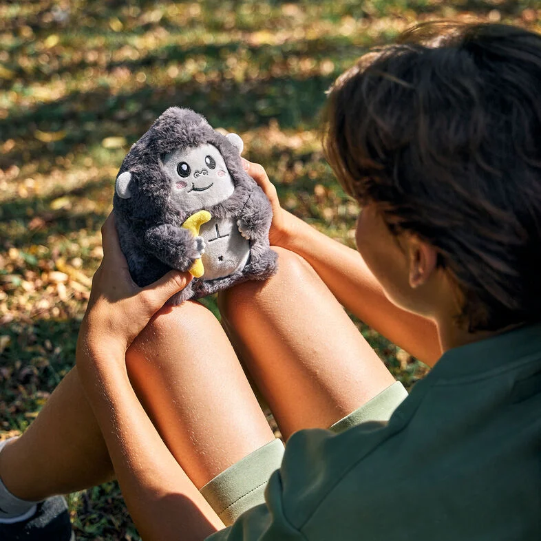 Peluche gorille Legami douce et adorable, idéale comme cadeau original pour enfant ou amateur de peluches. Compagnon câlin au design mignon, parfait pour décorer une chambre ou offrir pour un anniversaire.
