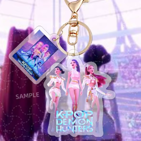 Porte-clés K-pop Demon Hunters HUNTR/X, un accessoire tendance inspiré de l’univers des chasseuses de démons et de la K-pop. Idéal pour personnaliser vos clés, votre sac à dos ou votre trousse avec une touche pop et originale. Un cadeau parfait pour les fans de K-pop, de Demon Hunters et d’accessoires inspirés de leurs personnages préférés.