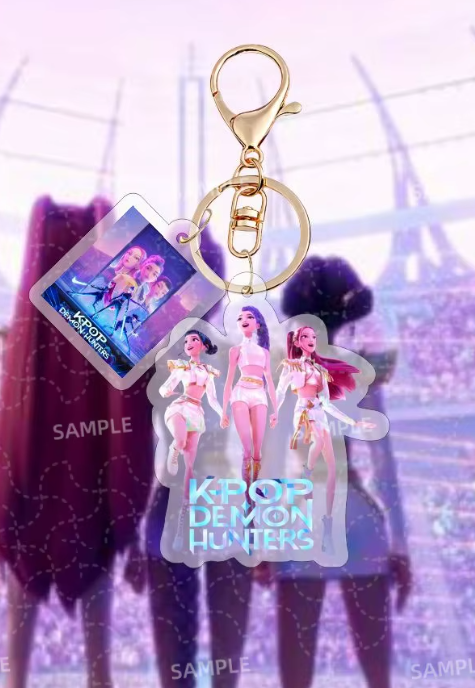 Porte-clés K-pop Demon Hunters HUNTR/X, un accessoire tendance inspiré de l’univers des chasseuses de démons et de la K-pop. Idéal pour personnaliser vos clés, votre sac à dos ou votre trousse avec une touche pop et originale. Un cadeau parfait pour les fans de K-pop, de Demon Hunters et d’accessoires inspirés de leurs personnages préférés.