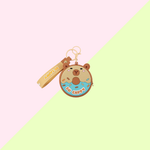 Porte-clés capybara, un accessoire kawaii adorable pour personnaliser vos clés, votre sac à dos ou votre trousse. Avec son design mignon inspiré du célèbre capybara, il apporte une touche originale et amusante à vos accessoires du quotidien. Idéal pour les amoureux des animaux, les fans de papeterie kawaii et les petits cadeaux originaux.
