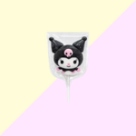 Sucette chamallow Sanrio, une gourmandise kawaii qui associe la douceur moelleuse du chamallow à l’univers adorable des personnages Sanrio. Avec son look mignon et original, elle est parfaite pour les fans de Hello Kitty et de l’univers japonais. Idéale pour offrir, décorer une table de fête ou se faire plaisir avec une friandise aussi amusante que gourmande.