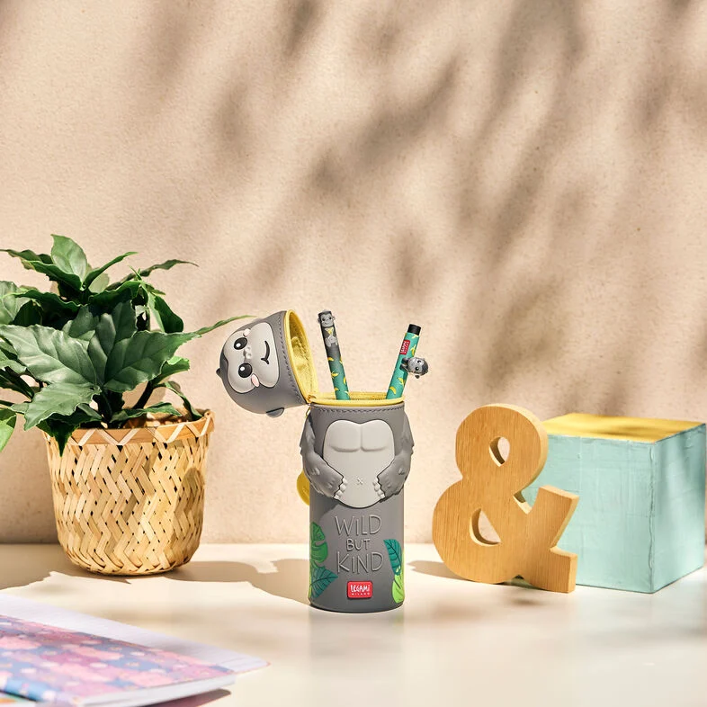 Trousse Legami gorille au design original et amusant, idéale pour ranger stylos, crayons et fournitures scolaires. Accessoire de papeterie kawaii pratique et tendance, parfait pour l’école, le bureau ou comme idée cadeau pour les fans de la marque Legami.